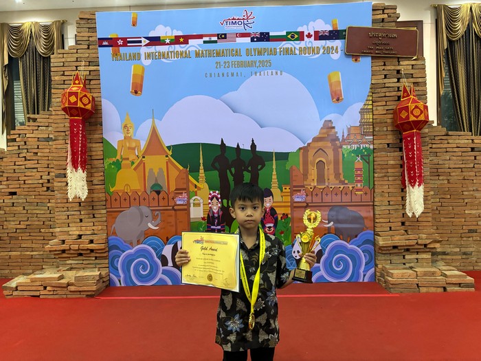 Ragnar Azhar Saddiq, siswa SD asal Tangerang Selatan yang berhasil meraih medali emas di kompetisi olimpiade matematika internasional di Thailand