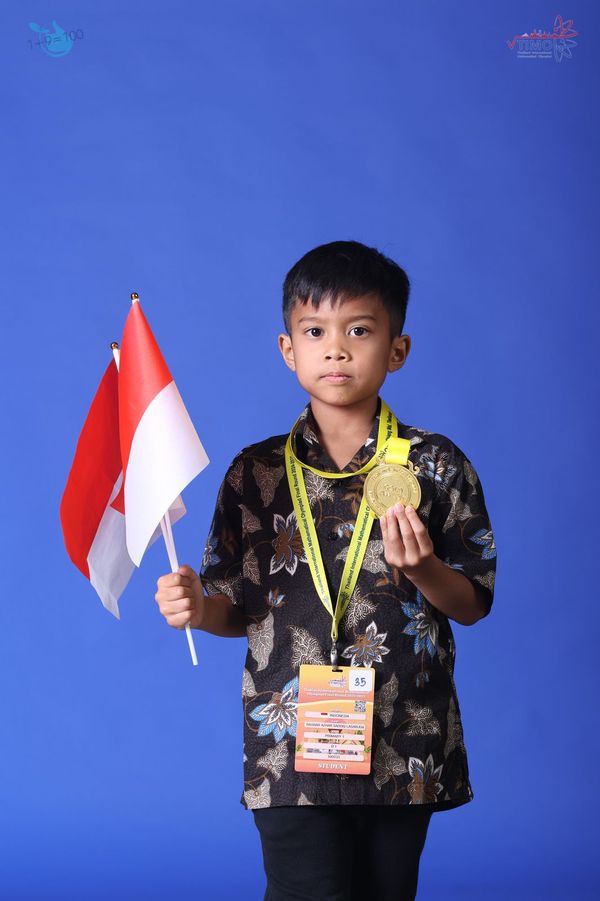 Ragnar Azhar Saddiq, siswa SD asal Tangerang Selatan yang berhasil meraih medali emas di kompetisi olimpiade matematika internasional di Thailand