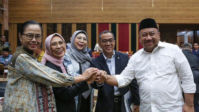 Menteri Pendidikan Tinggi, Sains, dan Teknologi (Mendikti Saintek) Brian Yuliarto (kedua kanan) berjabat tangan dengan Ketua Komisi X DPR Hetifah Sjaifudian (kedua kiri), Wakil Ketua Komisi X DPR Mahfudz Abdurrahman (kanan), My Esti Wijayati (kiri), dan Himmatul Aliyah (tengah) sebelum rapat kerja dengan Komisi X DPR di Kompleks Parlemen, Senayan, Jakarta, Rabu (26/2/2025). Rapat kerja tersebut beragendakan perkenalan Mendikti Saintek yang baru dan persiapan pelaksanaan program kerja Kemendiktisaintek Tahun Anggaran 2025. ANTARA FOTO/Asprilla Dwi Adha