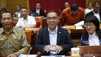 Brian mengenakan jas berwarna hitam duduk di jajaran pihak Kemendiktisaintek.