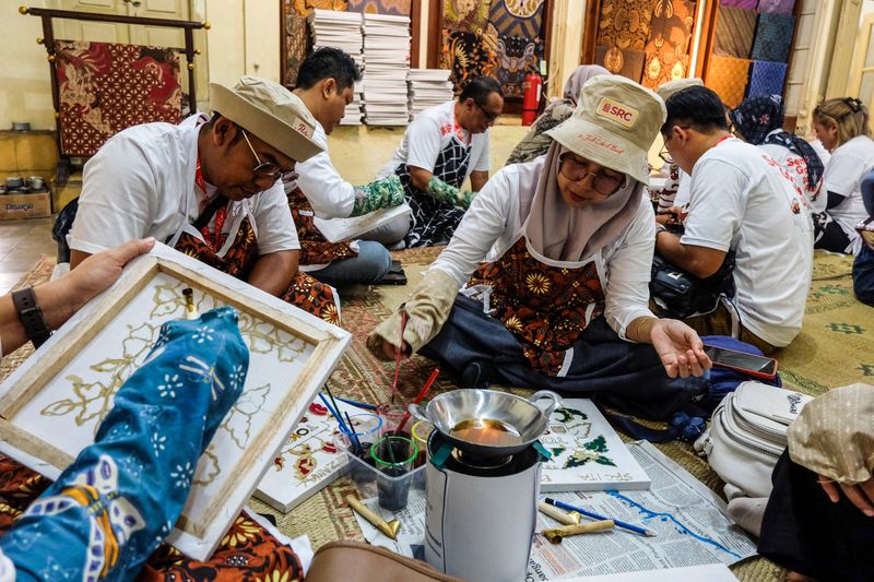 Wisatawan mengikuti aksi belajar membatik massal di Kampung Batik Kauman, Solo Jawa Tengah, Rabu (26/2/2025). Aksi yang diikuti sebanyak 900 wisatawan itu digelar sebagai bentuk pengenalan budaya tentang proses membatik secara lengkap guna menarik kunjungan pariwisata di Kota Solo. ANTARAFOTO/Maulana Surya/agr