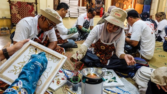 Wisatawan mengikuti aksi belajar membatik massal di Kampung Batik Kauman, Solo Jawa Tengah, Rabu (26/2/2025). Aksi yang diikuti sebanyak 900 wisatawan itu digelar sebagai bentuk pengenalan budaya tentang proses membatik secara lengkap guna menarik kunjungan pariwisata di Kota Solo. ANTARAFOTO/Maulana Surya/agr