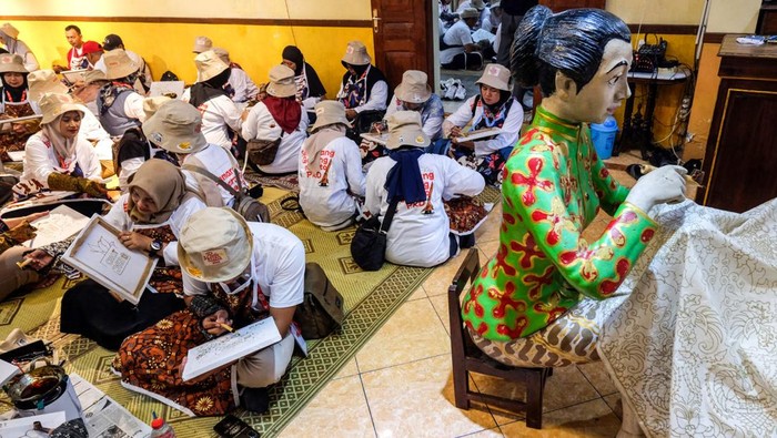 Wisatawan mengikuti aksi belajar membatik massal di Kampung Batik Kauman, Solo Jawa Tengah, Rabu (26/2/2025). Aksi yang diikuti sebanyak 900 wisatawan itu digelar sebagai bentuk pengenalan budaya tentang proses membatik secara lengkap guna menarik kunjungan pariwisata di Kota Solo. ANTARAFOTO/Maulana Surya/agr