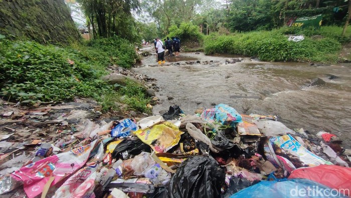 relawan dan pelajar angkut sampah dari Sungai Cibodas Puncak