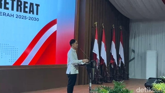 Wakil Presiden Republik Indonesia Gibran Rakabuming Raka berikan materi di retret kepala daerah di Akmil Magelang, Rabu (26/2/2025).