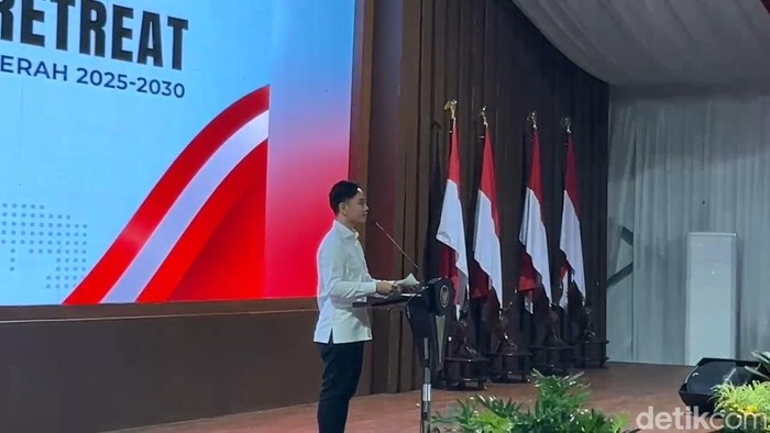 Wakil Presiden Republik Indonesia Gibran Rakabuming Raka berikan materi di retret kepala daerah di Akmil Magelang, Rabu (26/2/2025).
