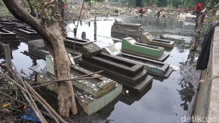 Ribuan makam di Tempat Pemakaman Umum (TPU) Bojongsoang, Kecamatan Bojongsoang, terendam banjir, Rabu (26/2/2025).