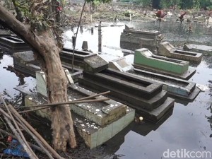 Tanggul Jebol, Ribuan Makam Terendam Air di Bojongsoang
