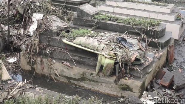 Ribuan makam di Tempat Pemakaman Umum (TPU) Bojongsoang, Kecamatan Bojongsoang, terendam banjir, Rabu (26/2/2025).
