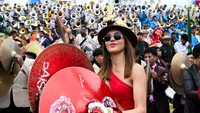 Karnaval Oruro dibuka dengan simfoni suara yang luar biasa di Oruro, Bolivia, pada hari Sabtu (22/2). Sedikitnya 70 grup musik dan lebih dari 5.000 musisi tampil bersama.