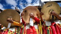 Festival ini menampilkan pertunjukan instrumen dan tarian yang disinkronkan. Grup musik dari berbagai daerah Bolivia ikut serta, memainkan irama daerah.  