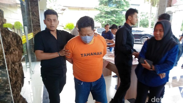 Rigo Susanto driver ojek online yang cabuli penumpangnya pelajar SMA saat diamankan petugas.