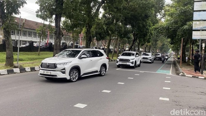 Rombongan mobil yang membawa Wakil Presiden Gibran Rakabuming Raka memasuki kawasan Akademi Militer (Akmil), Magelang, Rabu (26/2/2025).