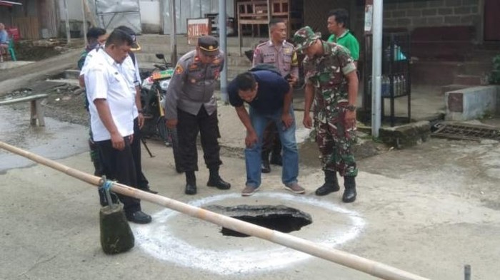 Ruas jalan utama Kecamatan Sendang, Tulungagung ambles sedalam 7 meter.