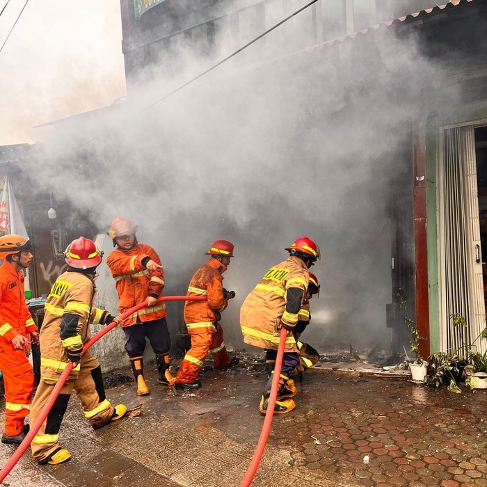Ruko laundry di daerah Sawangan, Kota Depok dilanda kebakaran. Satu orang karyawati mengalami luka bakar 50% akibat peristiwa itu. (dok Damkar Depok)