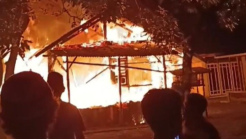 Rumah lansia di Lombok Timur ludes terbakar, Selasa (25/2/2025) malam.
