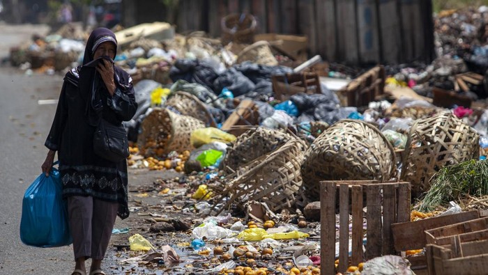 Sampah Menumpuk di Pinggir Jalan Nagoya Batam Sampah menumpuk di pinggir jalan kawasan pertokoan Jodoh, Nagoya Batam, Kepulauan Riau. Sampah ini menyebabkan bau busuk yang menyengat.