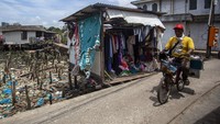 Tumpukan sampah juga terlihat di permukiman padat penduduk Kampung Tua Tanjung Uma Batam, Kepulauan Riau.  