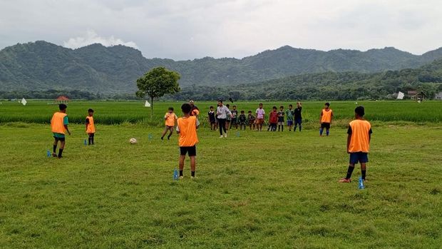 Sanggar Saraswati Tulungagung yang mengajarkan berbagai seni bahkan sepakbola.