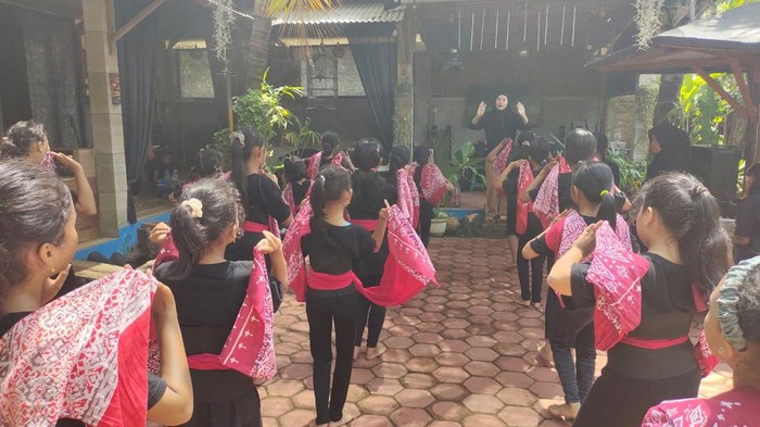 Sanggar Saraswati Tulungagung yang mengajarkan berbagai seni bahkan sepakbola.