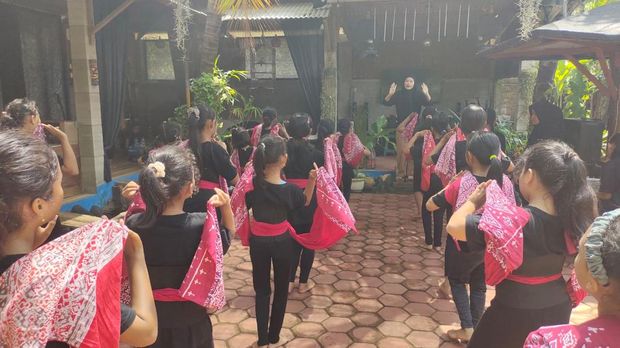 Sanggar Saraswati Tulungagung yang mengajarkan berbagai seni bahkan sepakbola.
