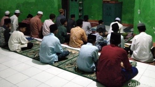 Santri dan warga di sekitar Ponpes Darul Ulumi Wal Amal, Kelurahan Ntobo, Kecamatan Raba, Kota Bima, NTB, yang mulai melaksanakan salat tarawih, Rabu, (26/2/2025). (Dok. Rafiin/detikBali)