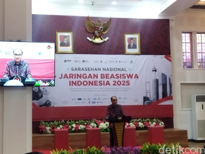 Sarasehan Jaringan Beasiswa Indonesia, ada Ketua Dewan Kehormatan Tantowi Yahya. Dihadiri secara daring, Menko PMK Pratikno. (Kurniawan Fadilah/detikcom)