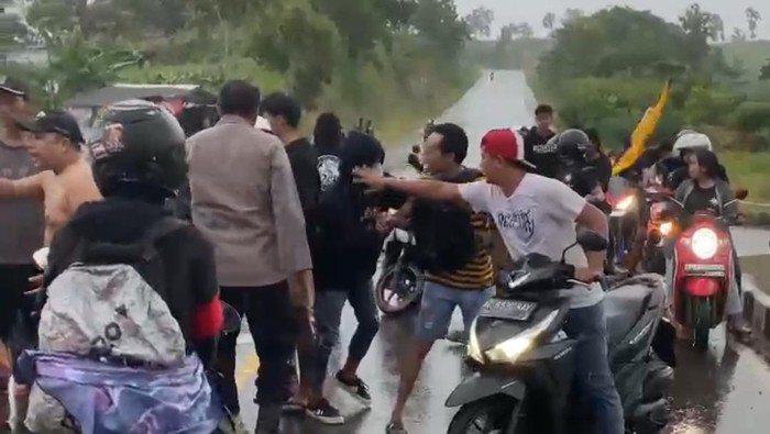 Sejumlah orang diduga oknum pesilat di Blitar bikin onar di JLS