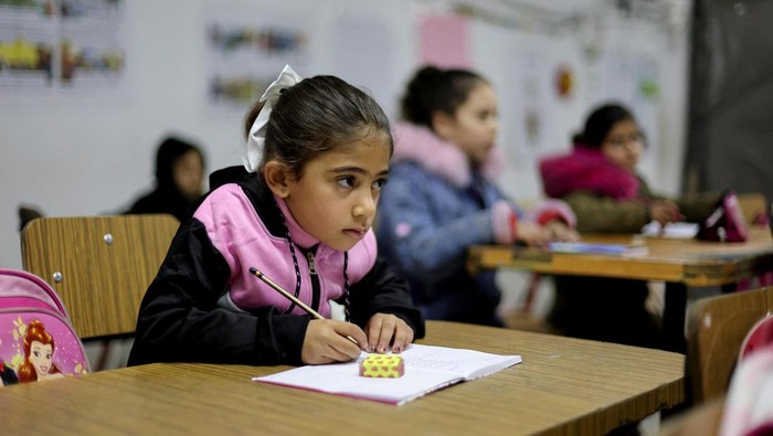 Semangat Anak Gaza Antre Masuk Sekolah Palestinian children play at a damaged school, amid a ceasefire between Israel and Hamas, in Gaza City, February 25, 2025. REUTERS/Dawoud Abu Alkas