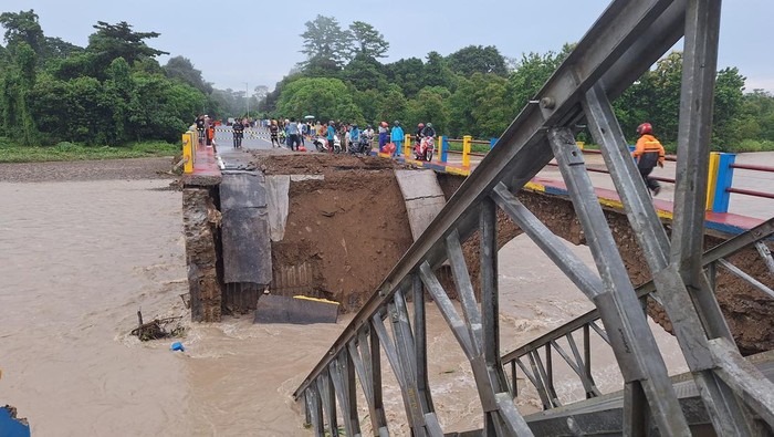 Jembatan Wai Mer di Kabupaten Seram Bagian Timur, Maluku, putus diterjang banjir. Akibatnya, arus lalu lintas di lokasi lumpuh total.