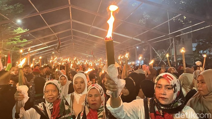 Seribuan warga ikuti pawai obor di Medan (Kartika/detikcom)