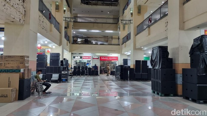 Suasana Glodok Plaza, Jakarta Barat usai kebakaran maut masih sepi setelah beberapa hari dibuka kembali untuk umum. Foto: Taufiq/detikcom.