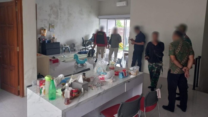 Suasana penggeledahan yang dilakukan oleh Kejati Jateng terkait dugaan korupsi di Cilacap