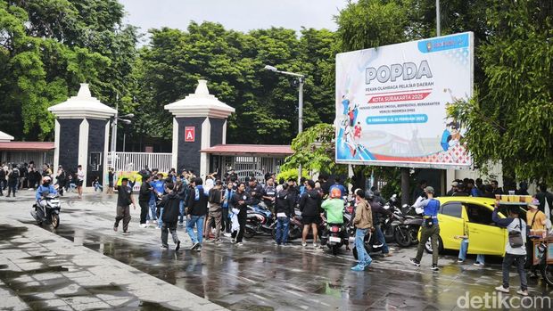 Suporter PSIM Jogja di Stadion Manahan, Solo, Rabu (26/2/2025).