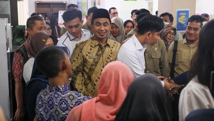 Taj Yasin Dampingi Gibran Tinjau MBG di Magelang