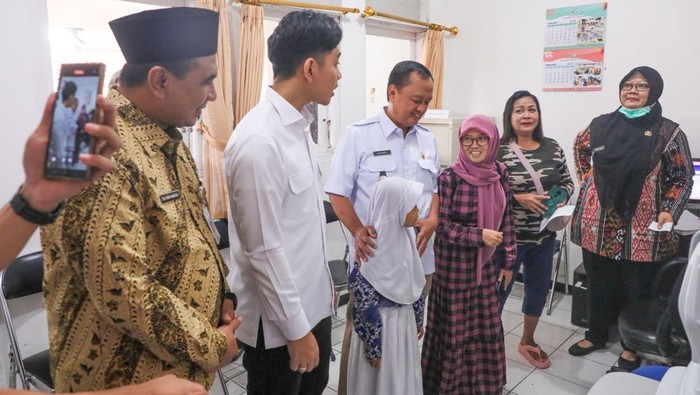 Taj Yasin Dampingi Gibran Tinjau MBG di Magelang
