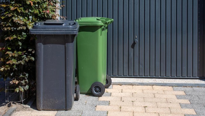 Tempat Sampah di Depan Rumah