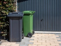 Pakai 3 Cara Ini Hadapi Tetangga yang Suka Buang Sampah di Tempat Sampah Kita