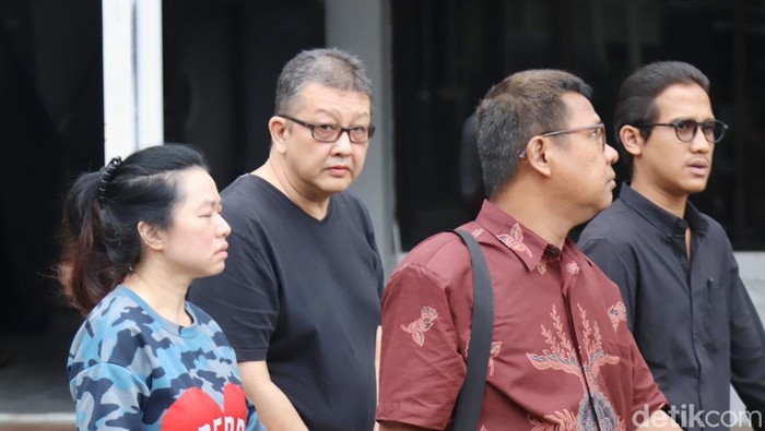 Tersangka dugaan kasus penipuan kondotel Edward Tjandrakusuma saat diserahkan Tim JPU Kejati Jatim ke Kejari Surabaya