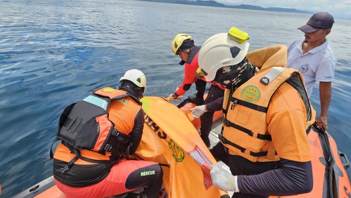 Tim SAR evakuasi jasad pekerja tambang korban terseret arus sungai di Buol.