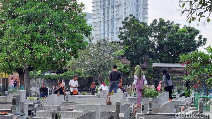 Tradisi ziarah kubur jelang ramadan di TPU Ngagel Surabaya