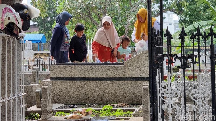 Tradisi ziarah kubur jelang ramadan di TPU Ngagel Surabaya