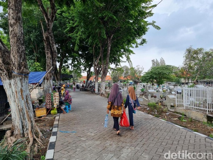 Tradisi ziarah kubur jelang ramadan di TPU Ngagel Surabaya