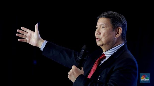 Utusan Khusus Presiden Bidang Iklim dan Energi, Hashim Djojohadikusumo menyampaikan pemaparan dalam acara CNBC Indonesia Economic Outlook 2025 di Hotel Westin, Jakarta, Rabu (26/2/2025). (CNBC Indonesia/Muhammad Sabki)