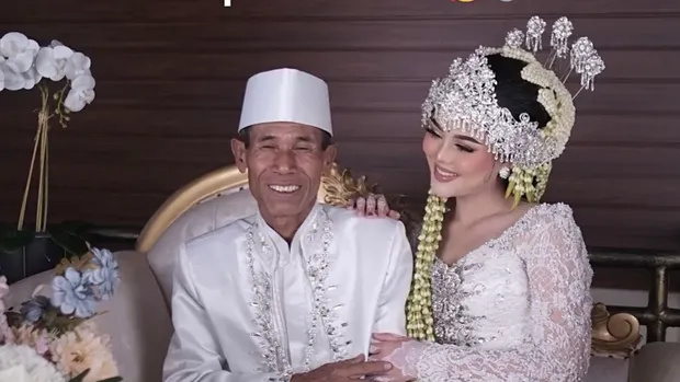 Pasangan pengantin beda usia 50 tahun di Bogor, Jawa Barat (Jabar). (Dok. TikTok @frillakamila)