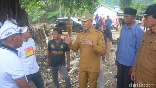 Wakil Bupati Bima, Irfan Zubaidy, memaparkan program Selasa Menyapa, saat kunker di Kecamatan Wera, belum lama ini. (Istimewa)