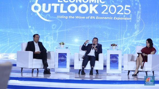 Wakil Ketua Badan Anggaran (Banggar) DPR RI Fraksi Gerindra Wihadi Wiyanto dalam acara CNBC Indonesia Economic Outlook 2025 di Hotel Westin, Jakarta, Rabu (26/2/2025). (CNBC Indonesia/Tri Susilo)