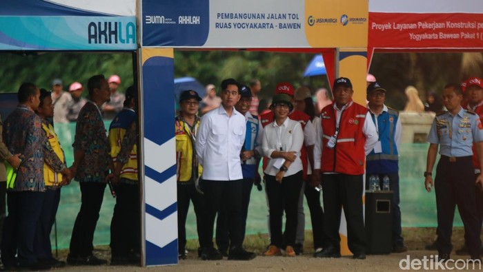 Wakil Presiden Gibran Rakabuming Raka saat meninjau konstruksi tol Jogja-Bawen Seksi 1 di Tempel, Sleman, Rabu (26/2/2025).