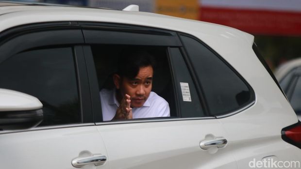 Wakil Presiden Gibran Rakabuming Raka saat meninjau konstruksi tol Jogja-Bawen Seksi 1 di Tempel, Sleman, Rabu (26/2/2025).