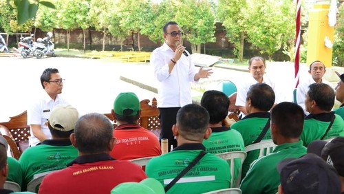 Wali Kota Denpasar I Gusti Ngurah Jaya Negara dan Wakil Wali Kota Denpasar I Kadek Agus Arya Wibawa saat mengumumkan kenaikan gaji supir truk sampah di Denpasar, Rabu (26/2/2025). (Foto: Dok. Pemkot Denpasar)